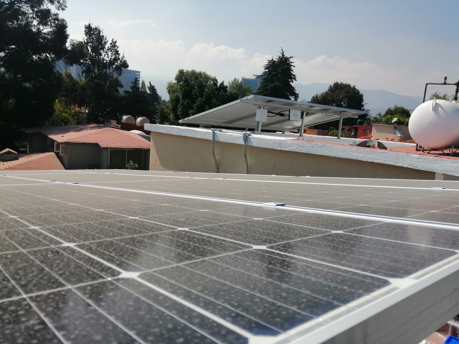 Estructura elevada tipo carport con paneles solares