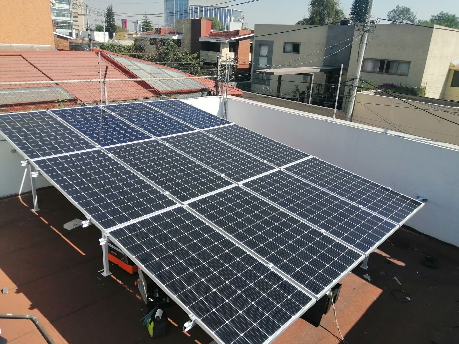 Arreglo fotovoltaico terminado sobre azotea